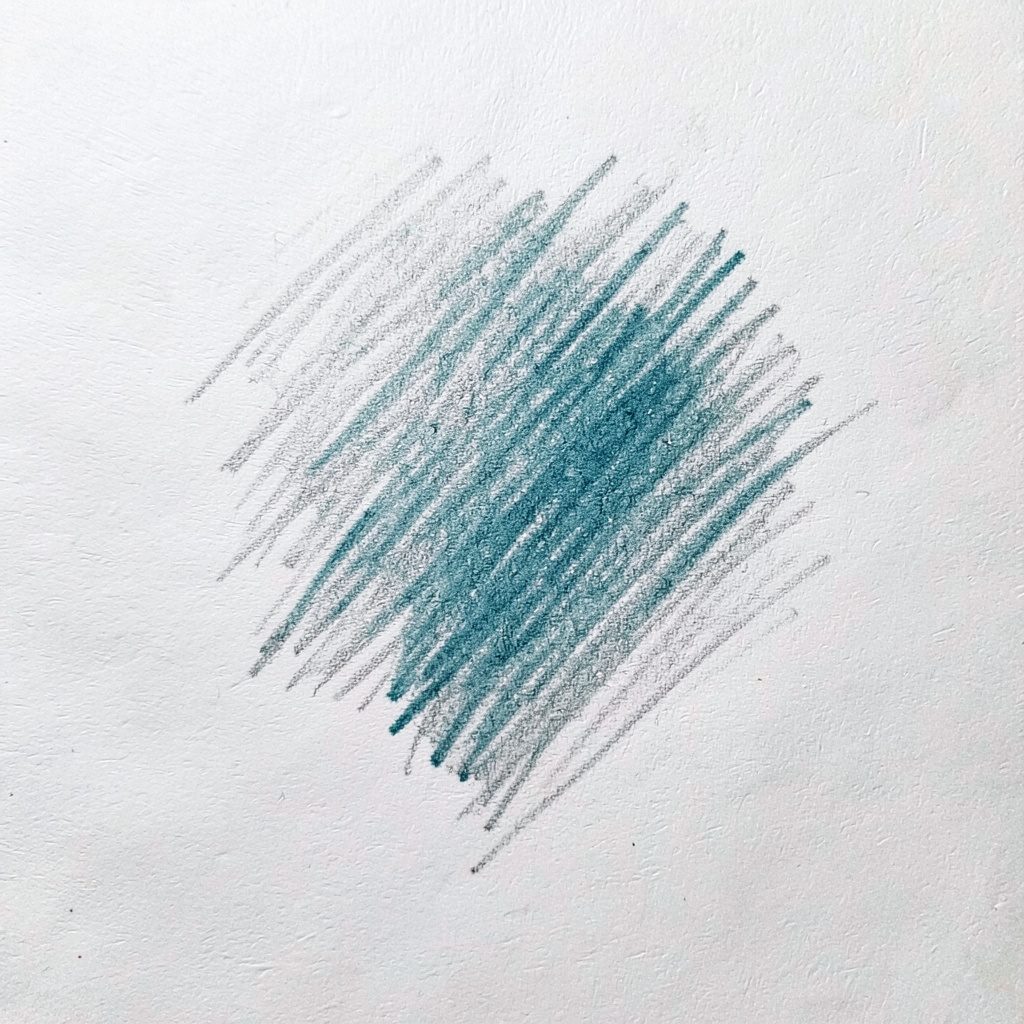 Blyantstegning av en informasjonsdag med talere og et publikum i et lyst rom, i beige og dempede grønne toner.